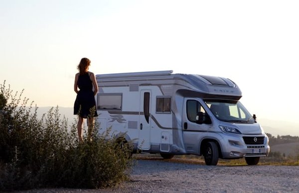 Quels accessoires sont indispensables pour les voyages prolongés en camping-car?